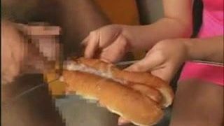 Японская девушка поедает сперму на еду (3)