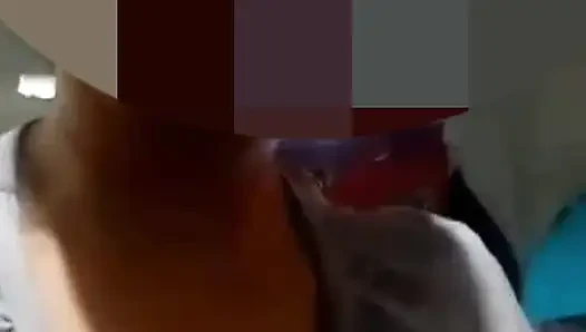 Görüntülü görüşmede büyük doğal göğüslerini gösteriyor