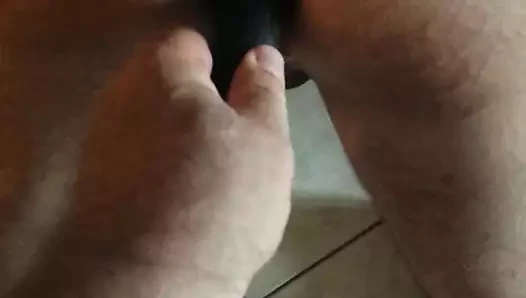 Bir usta kıçımı bir köpek kuyruğunun yapay penisiyle sikiyor