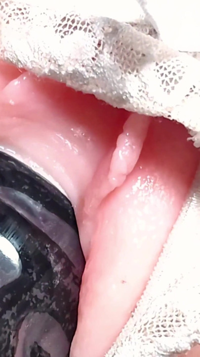 「超接写 - 処女マンコ初セックス、最高の接写 - ASMR」からの魅惑的な瞬間