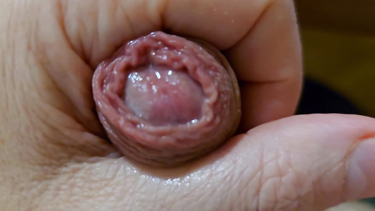 Lijepa sperma u glavi kurca i vruća sperma