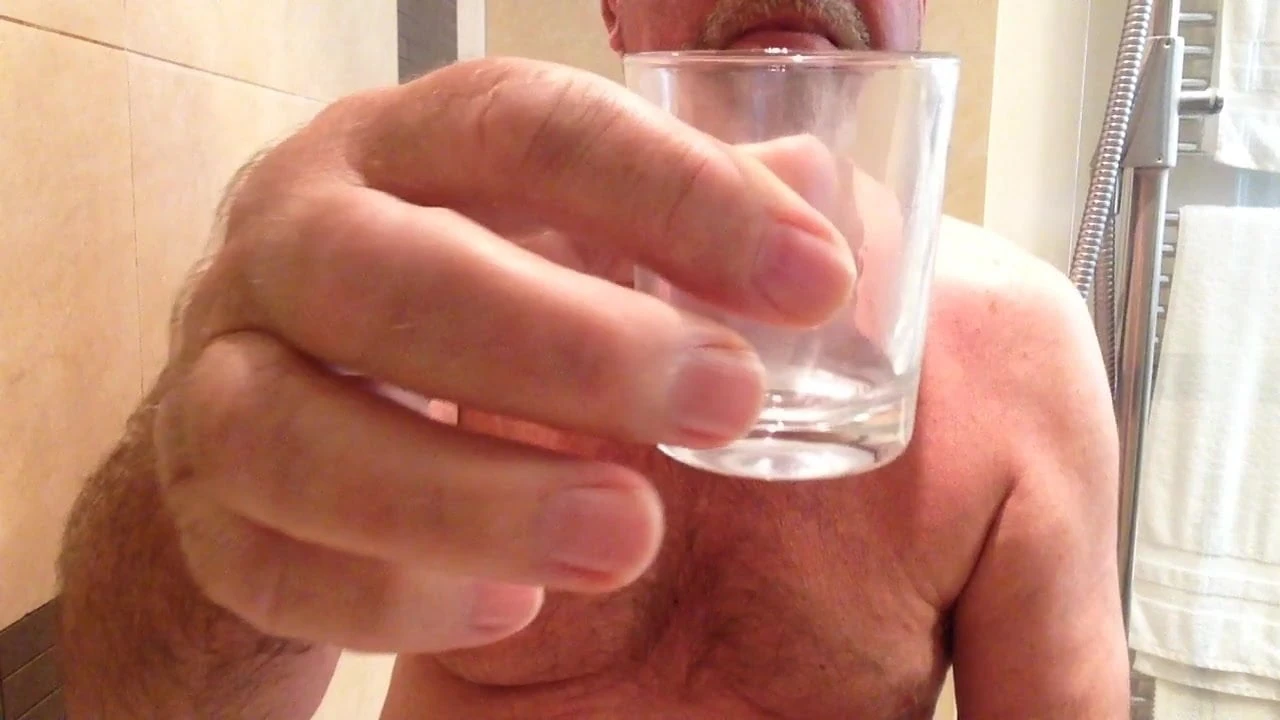 私の友人は彼のノーカットを手コキしてザーメンを飲む