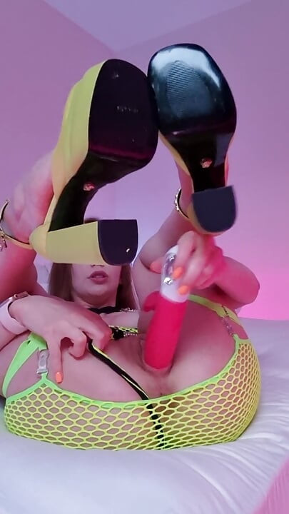 New Toy Made Her Lustful Pussy Squirt