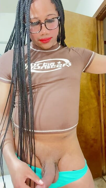 Femboy se masturba y se come su semen