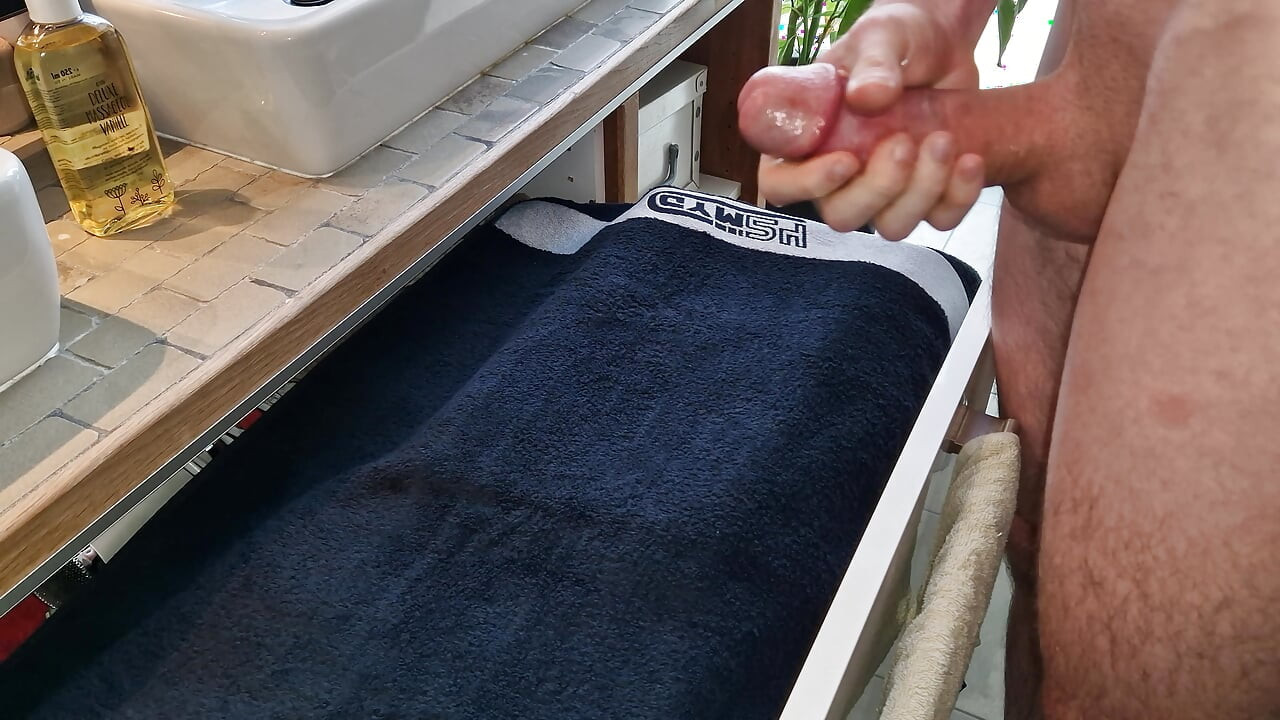 Double cumshot in the bathroom