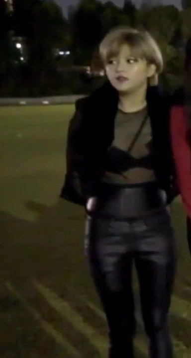Jeongyeon senin için siyah sutyenini gösterdi