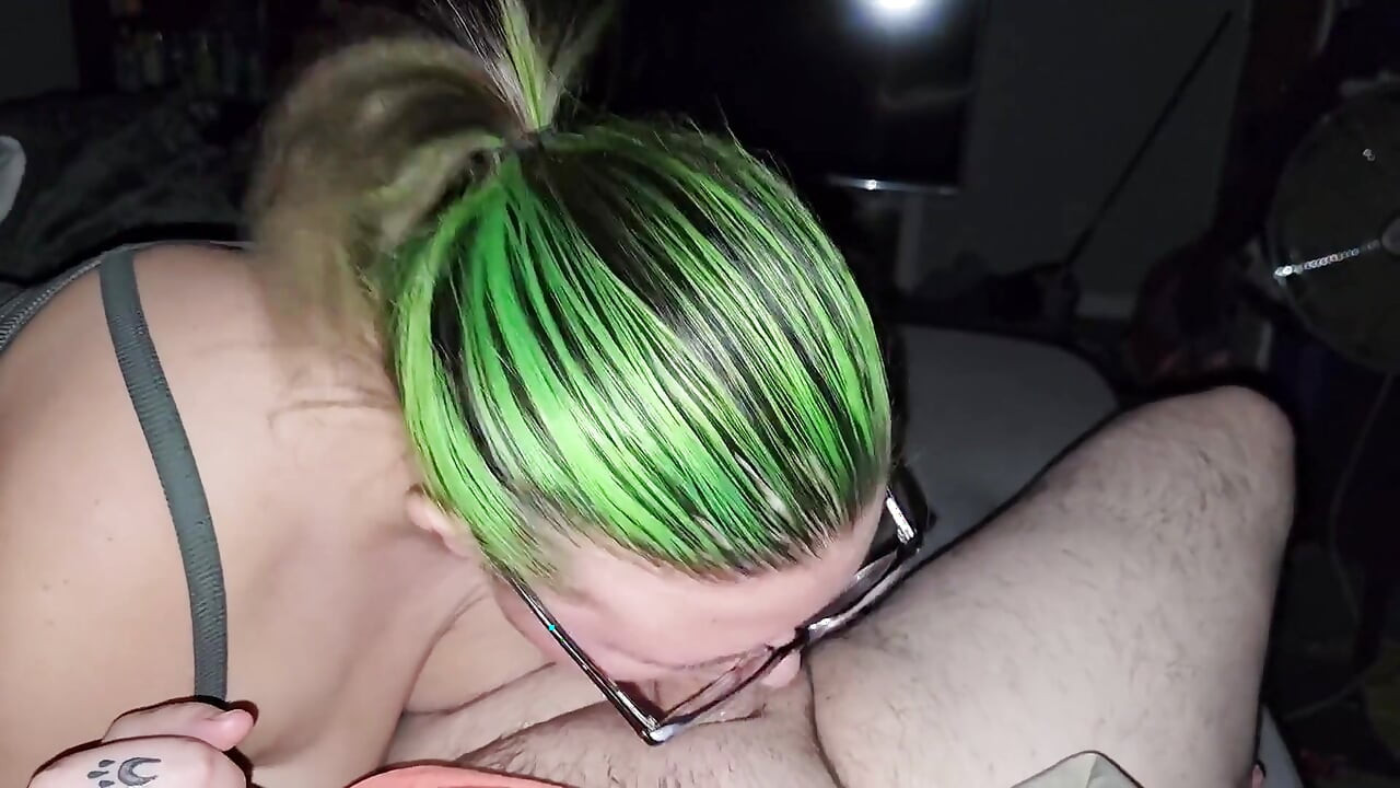 Esposa de pelo verde chupa y folla
