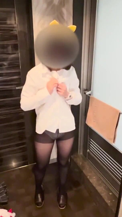 18-årig japansk studerende Miko Cosplay kropsskrivning 7 gange på hinanden følgende orgasmer, mens du bliver indsat uden stempel | Klip 1