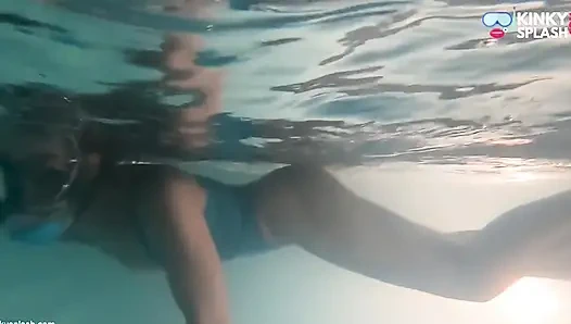 Nachtschwimmen in latex-badeanzug &vollgesichtsmaske