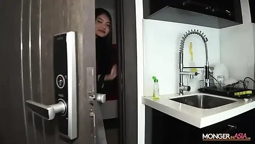 Sıska genç kız patronunun yarağını zar zor alıyor