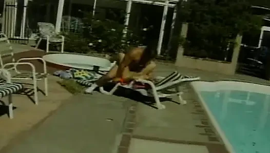 Ngentot di tepi kolam renang dengan bintang porno pirang yang menakjubkan