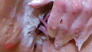Chatte et seins dans la baignoire (1)
