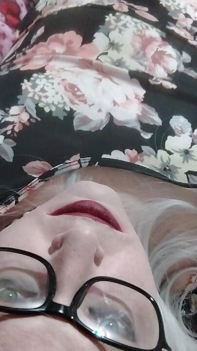 Carrie muasin memeknya sebelum tidur sama ayah dan crot kayak banci