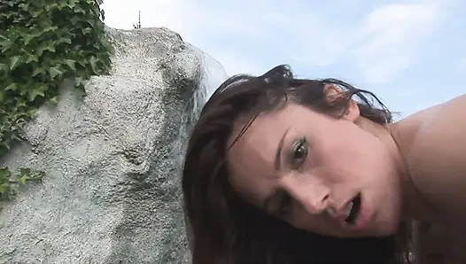 Zwei mädchen genießen einen springbrunnen-fick