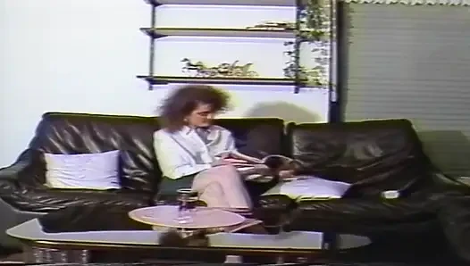 Video jadul cewek hot rambut cokelat lagi asik di-fingering dan dijilat sampai orgasme di sofa