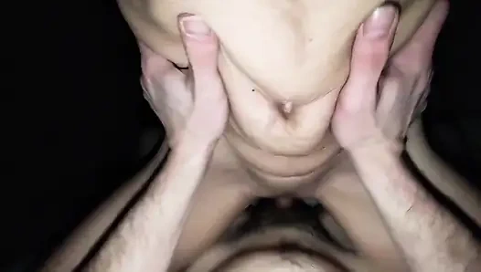 Üvey anne üstüne çıkmadan önce yarak emiyor ve büyük yarağı bir profesyonel gibi sallıyor