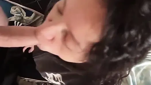 Sevimli orta yaşlı seksi kadın tüm süt çıkana kadar penisini emiyor