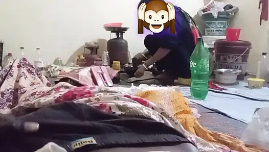 Я готовила, и мужик мастурбировал за моей спиной. Индийский паренек дези и мумия