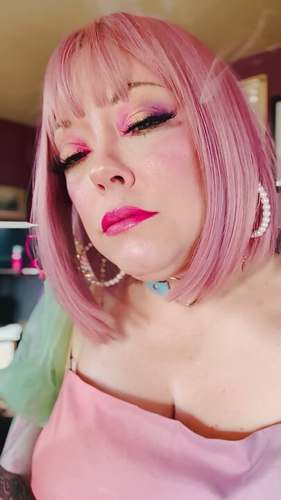 甜心讓她的肺部充滿煙霧 - Tina Snua 抽軟木煙 - Snap 吸入煙圈飄蕩 OMI OME