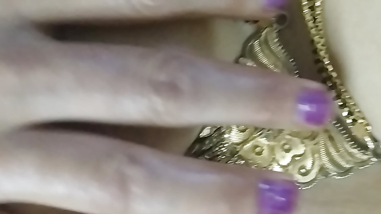 Sexy indian hot lady chut may ungli dal kar chut ka pani nikala