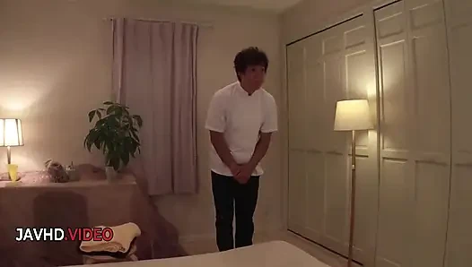 Dampfende asiatische massage macht sie zu leidenschaftlicher göttin, die schwanz intensiv lutscht