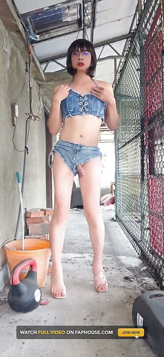 Trap Tingxuan se masturbe dehors avec un œuf vibrant