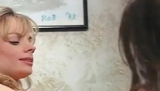 Блондинку-соблазнительницу интенсивно трахают пальцами и заставляет его кончить