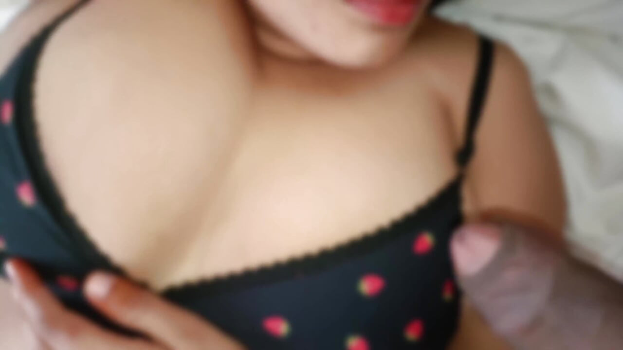 Indianul Devar a primit muie de la indianca bhabhi în timp ce stă întinsă pe pat, apoi se fute XXX cu audio hindi