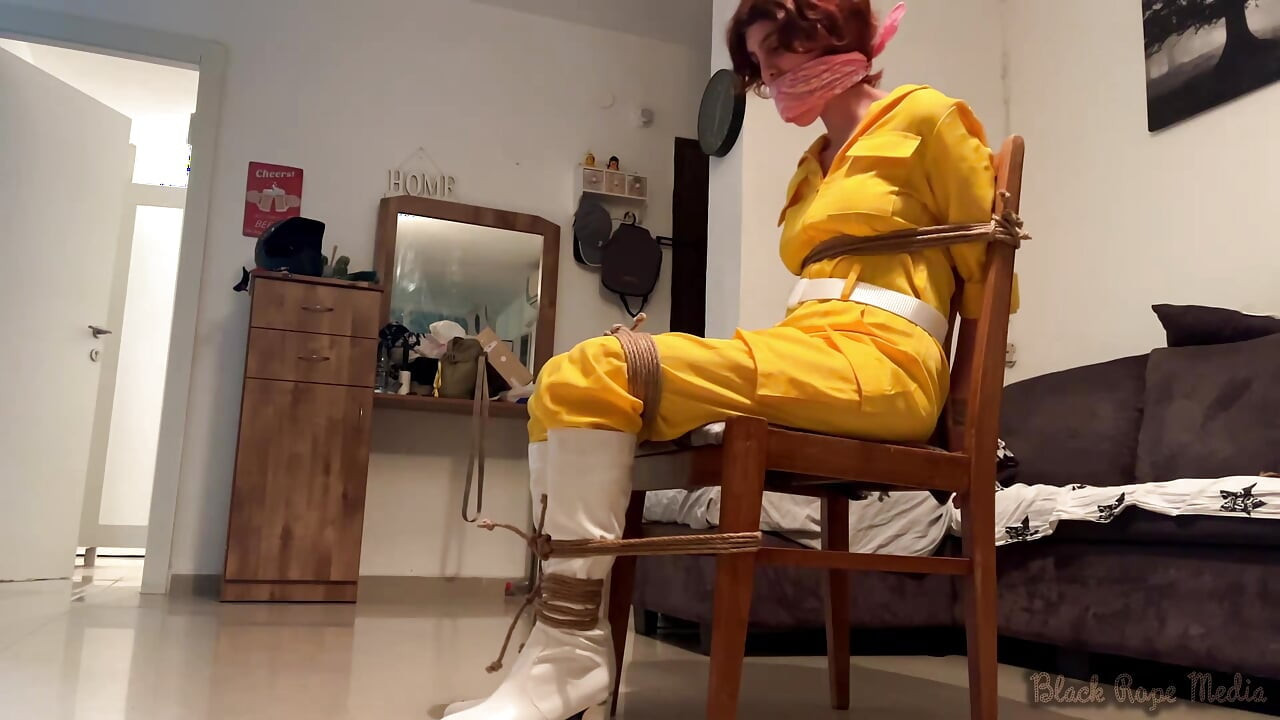 April O'Neil cosplayerica predsjedavajuća