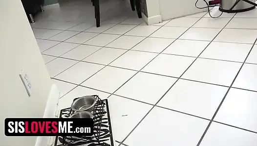 Sislovesme - cewek nakal rela ngelakuin apa aja supaya cowok beruntung ini menjaga rahasianya