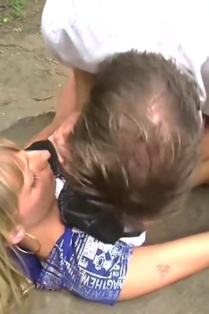 Mršava plavuša obožava toplu spermu po licu