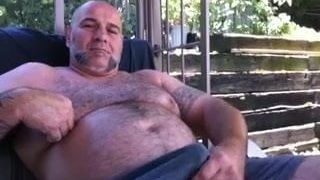 Un papa sexy se caresse dehors