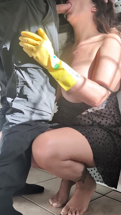 Esposa gostosa recebe outra torta de creme na cozinha