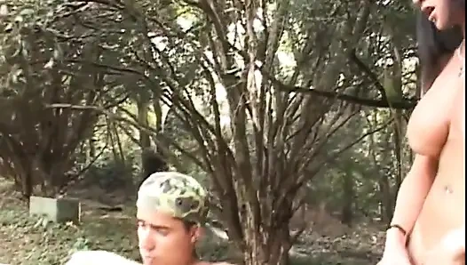 Seks threesome bareng pelacur dan kontol besar trans.!