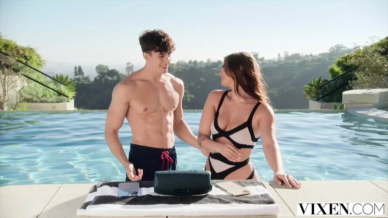 Vixen - 华丽的天然娇小宝贝天空仙境在第一次泼妇出现