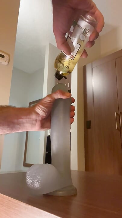 ของเล่นใหญ่ลึกเข้าไปในตูด