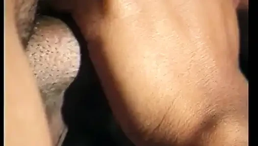 Cowok sange ini disepong sama kontol raksasa pria kulit hitam