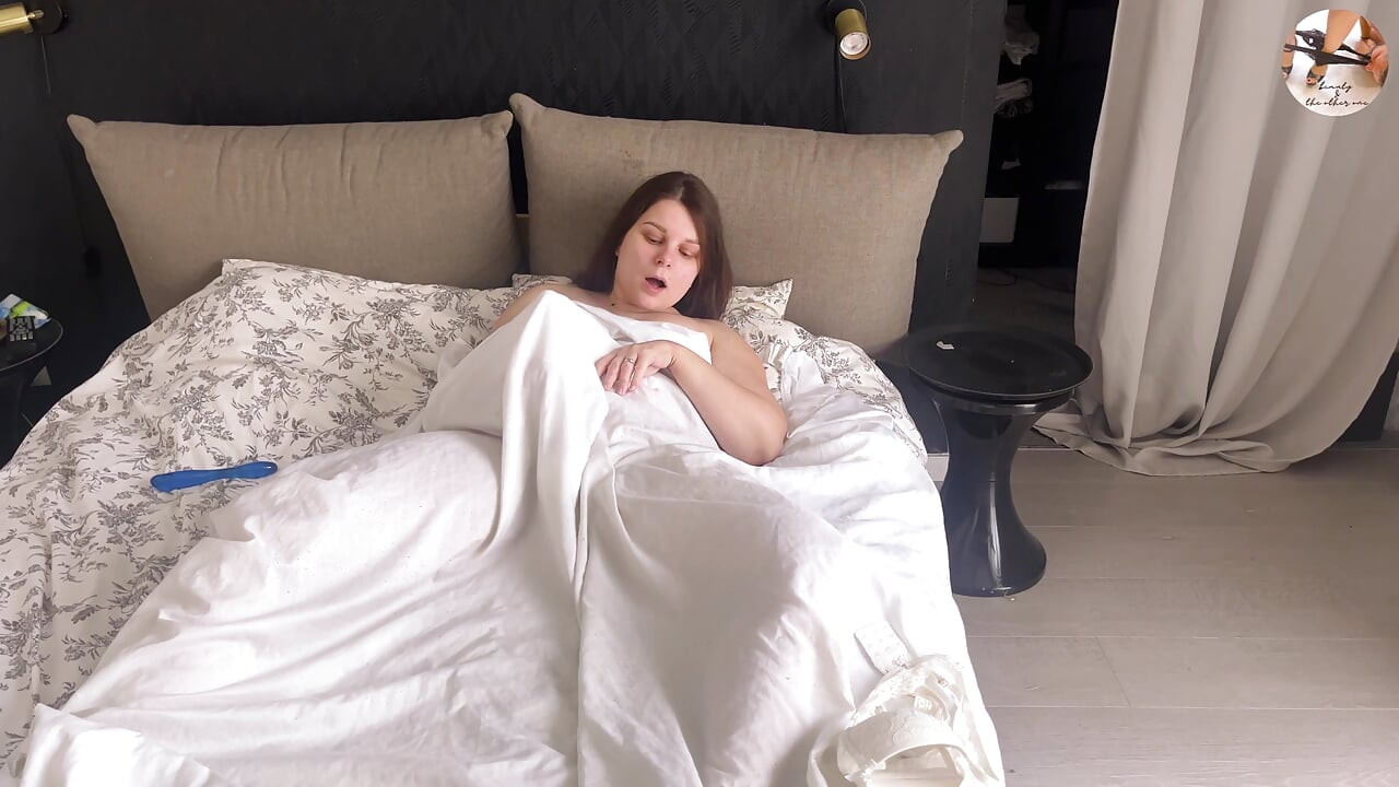 Μόνος στο σπίτι παίζει το μουνί του κάτω από τα σεντόνια