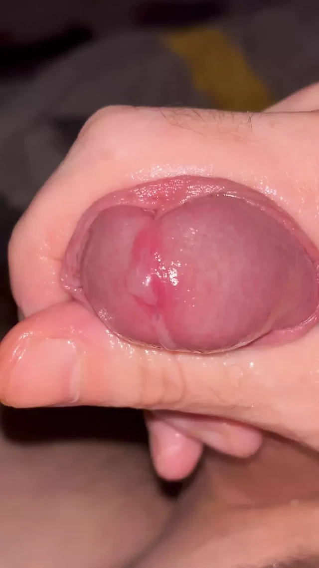 I take advantage of my wife's absence to touch myself while thinking of her beautiful juicy
