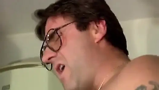 Wanita Jerman dengan stoking ketat ini dientot habis-habisan setelah kepergok