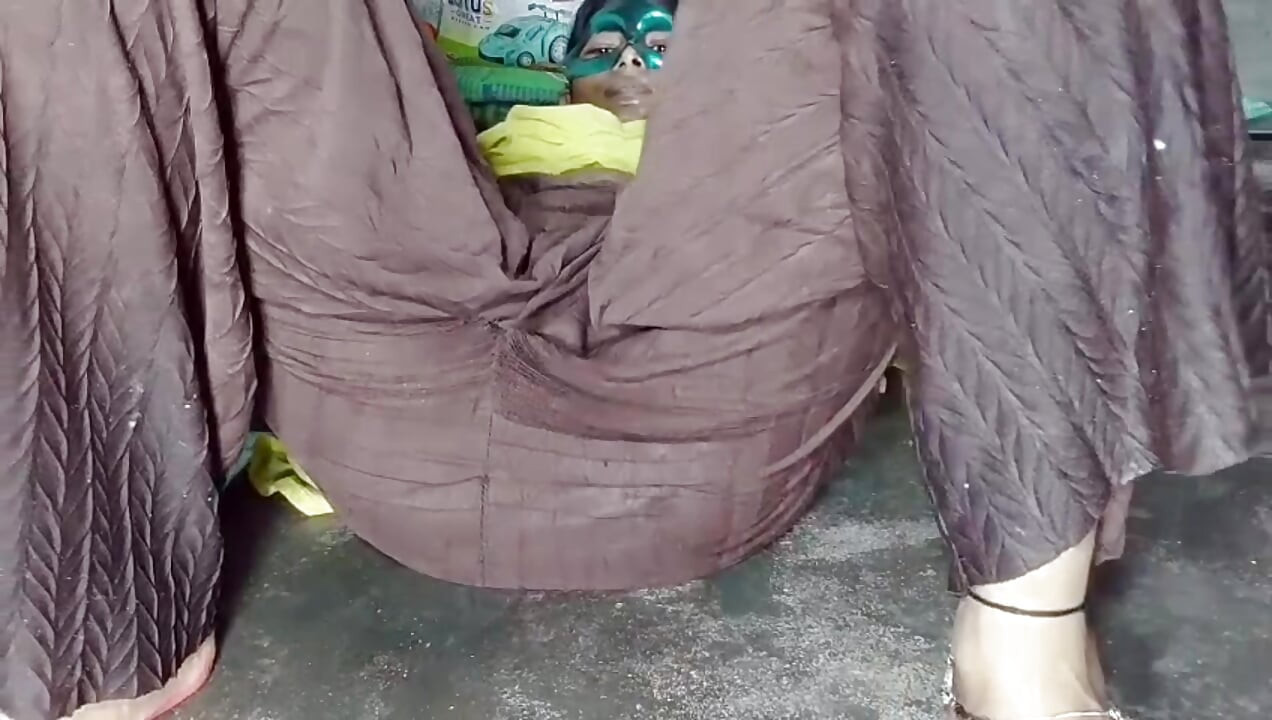 Een dildo in de maagdelijke kont steken, als je geen penis hebt, met Hindi audio