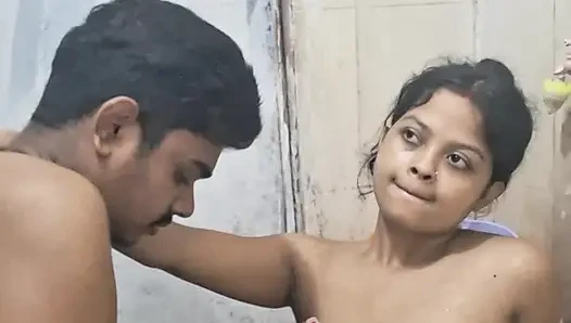 Adik tiri dan adik tiri berbagi ranjang dan ngentot habis-habisan