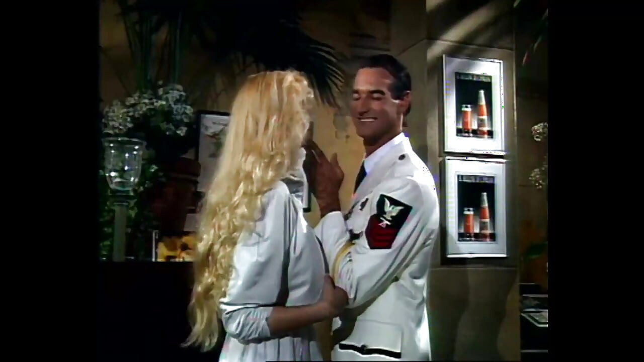 Yüksek topuklu olgun sarışın derin sikiliyor