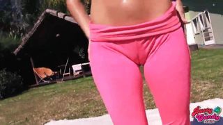 Grande culo tetona rubia adolescente al aire libre gimnasio vistiendo apretado spandex a