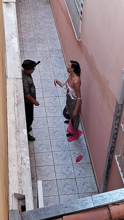 Détruire les vêtements d'une étudiante qui a séché les cours.