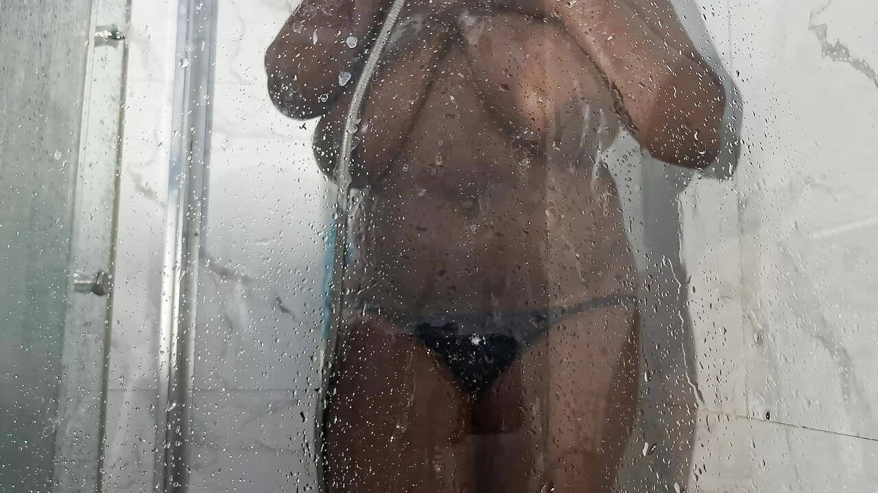 Take a bath with your boyfriend t strengthens your love.
