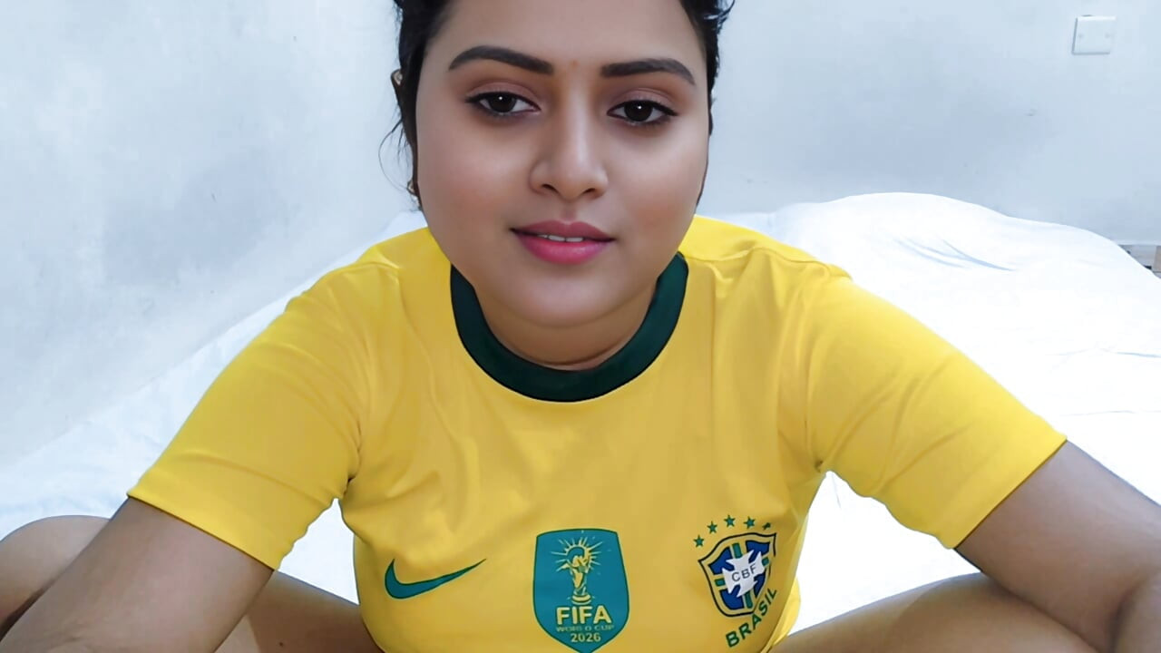 Fratele vitreg își fute frumoasa soră vitregă în timp ce pariază pe un meci de fotbal. (Audio complet din Bangladesh)