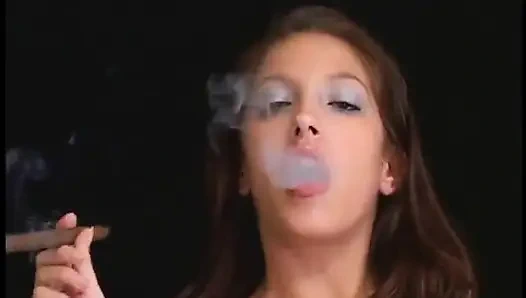 Çıplak kızlardan Jenna Haze'den sigara içen film