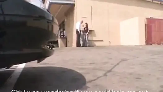 Brünettes schätzchen fingert und fickt dampfend im büro