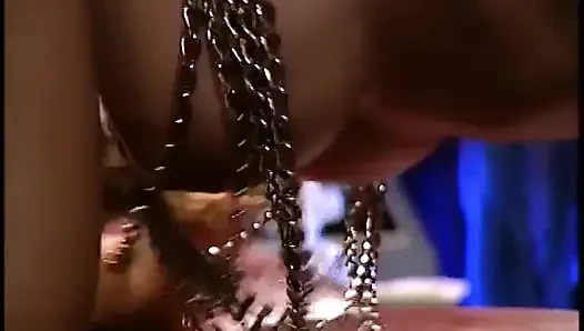 Cowok ini jilat memek tante seksi di atas meja